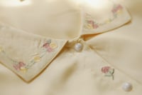 قميص ليموني أكمام طويلة مزيّن بنقشات الورد وأزرار...