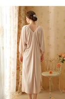 قميص فاخر من القطيفة الناعمة بتصميم أنثوي وأنيق