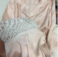 بيجاما من الساتان الفاخر مزينة بالخرز واللؤلؤ الأن...