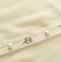 قميص ليموني أكمام طويلة مزيّن بنقشات الورد وأزرار...