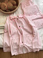 بيجاما أنثوية مخططة بتفاصيل أنيقة