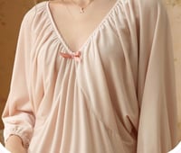 قميص فاخر من القطيفة الناعمة بتصميم أنثوي وأنيق