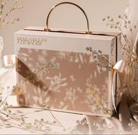 بوكس هدايا فاخر يشمل ( كرت اهداء+قصاصة)