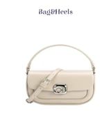 حقيبة نسائية صغيرة أنيقة باللون البيج الفاتح