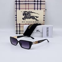 نظارة شمسية نسائية من ماركة بربري