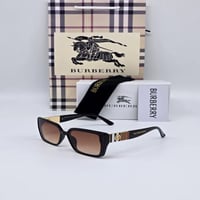 نظارة شمسية نسائية من ماركة بربري