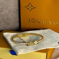 أسوارة نسائية أنيقة - من ماركه لويس فيتون