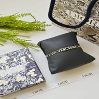 أسوارة انيقة من ماركة ديور Dior