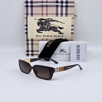 نظارة شمسية نسائية من ماركة بربري