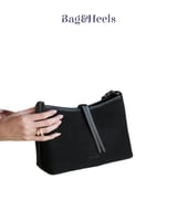 حقيبة نسائية سوداء بتفاصيل فاخرة