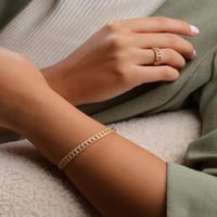 ‎ طقم نسائي راقي بلون ذهبي