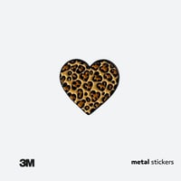 ملصق معدني قلب مرقط