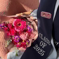 عبايه تخرج 2025 بالاسم والعبارة وسنة التخرج وشعار...