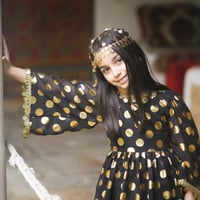 فستان اسود بتصميم جديد مع هامة الراس