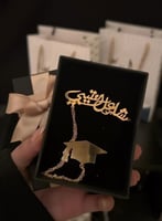 -بروش تخرج بشكل انيق بالاسم والقبعه - متجر الرياض