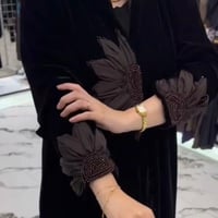 عباية شتويه بتصميم الورده ب لون اسطوري