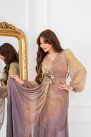 فستان ناعم بتدرجات الألوان البيج والموف