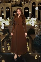 فستان بني أنيق بقصة ملتفة ولمعة ناعمة