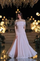 فستان سهرة بتصميم ناعم فاخر