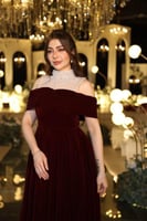 فستان خمري بياقة لؤلؤية ملكية