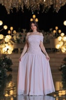 فستان سهرة بتصميم ناعم فاخر