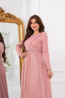 فستان ناعم وردي بأكمام طويلة