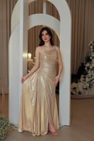 فستان ذهبي براق بكتف واحد وقصة درابية أنثوية