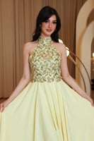 فستان ليموني ناعم بتطريز أوراق ذهبية