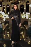 فستان أسود فخم بتطريز كريستالي ولمسة انسيابية