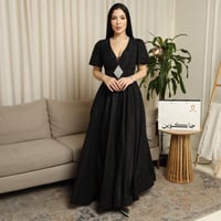 فستان أسود فاخر بتطريز كريستالي ولمسة ملكية