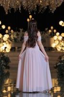 فستان سهرة بتصميم ناعم فاخر