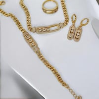 طقم فاخر مستوحى من ماركة عالمية مطلي بماء الذهب بج...