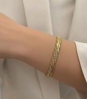 إسوارة بتصميم يجمع بين البساطة والفخامة مطلي ذهب.