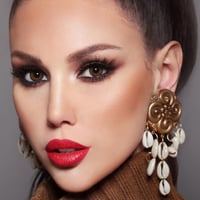 ديفا عدسات توفي