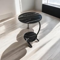 طاولة جانبية بلون رخامي بتصميم أنيق ومتين”