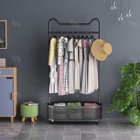 علاقة ملابس اسود فاخرة بسلة تخزين تجمع بين الأناقة...