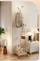 علاقة ملابس بشكل شجرة أنيقة مع سلة مصنوعة من المعد...