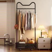 علاقة ملابس اسود فاخرة بسلة تخزين تجمع بين الأناقة...