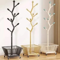 علاقة ملابس بشكل شجرة أنيقة مع سلة مصنوعة من المعد...