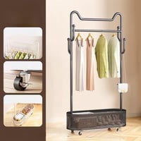 علاقة ملابس اسود فاخرة بسلة تخزين تجمع بين الأناقة...