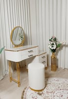 “طاولة تسريح فاخرة بتصميم عصري مع مرآة LED وكرسي م...