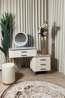 “طاولة تسريح فاخرة بتصميم عصري مع مرآة LED وكرسي م...