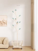 علاقة ملابس بشكل شجرة أنيقة مع سلة مصنوعة من المعد...