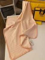 طقم فندي مواليد وردي 3 قطع افارول +قبوع+لحاف ) فقط...