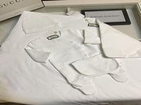 طقم مواليد قوتشي ابيض