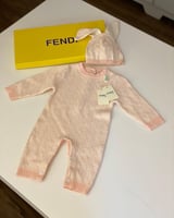 طقم فندي مواليد وردي 3 قطع افارول +قبوع+لحاف ) فقط...