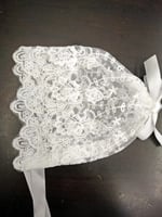 قبعه مواليد دانتيل ابيض بشريطه