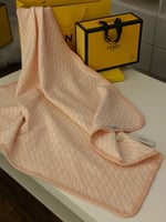 طقم فندي مواليد وردي 3 قطع افارول +قبوع+لحاف ) فقط...