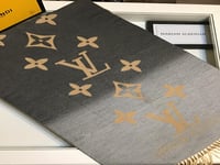 شال لويس فيتون