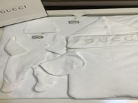 طقم مواليد قوتشي ابيض